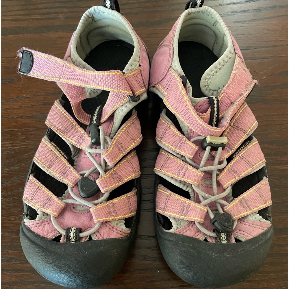 Women’s Keen waterproof shoes size 5